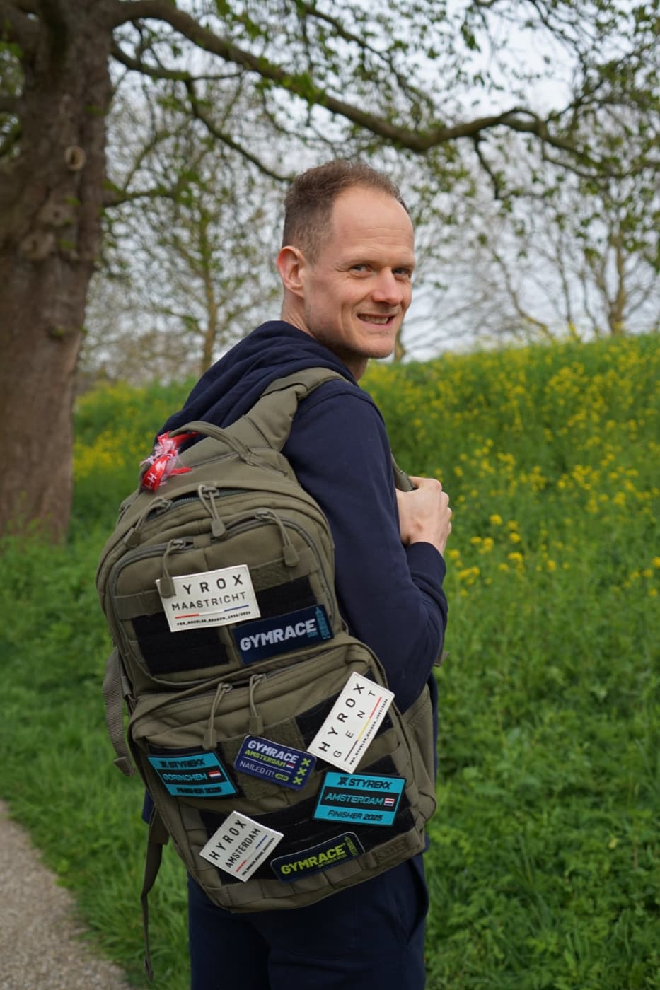 Sporttas van Timothy met badges van sportevenementen
