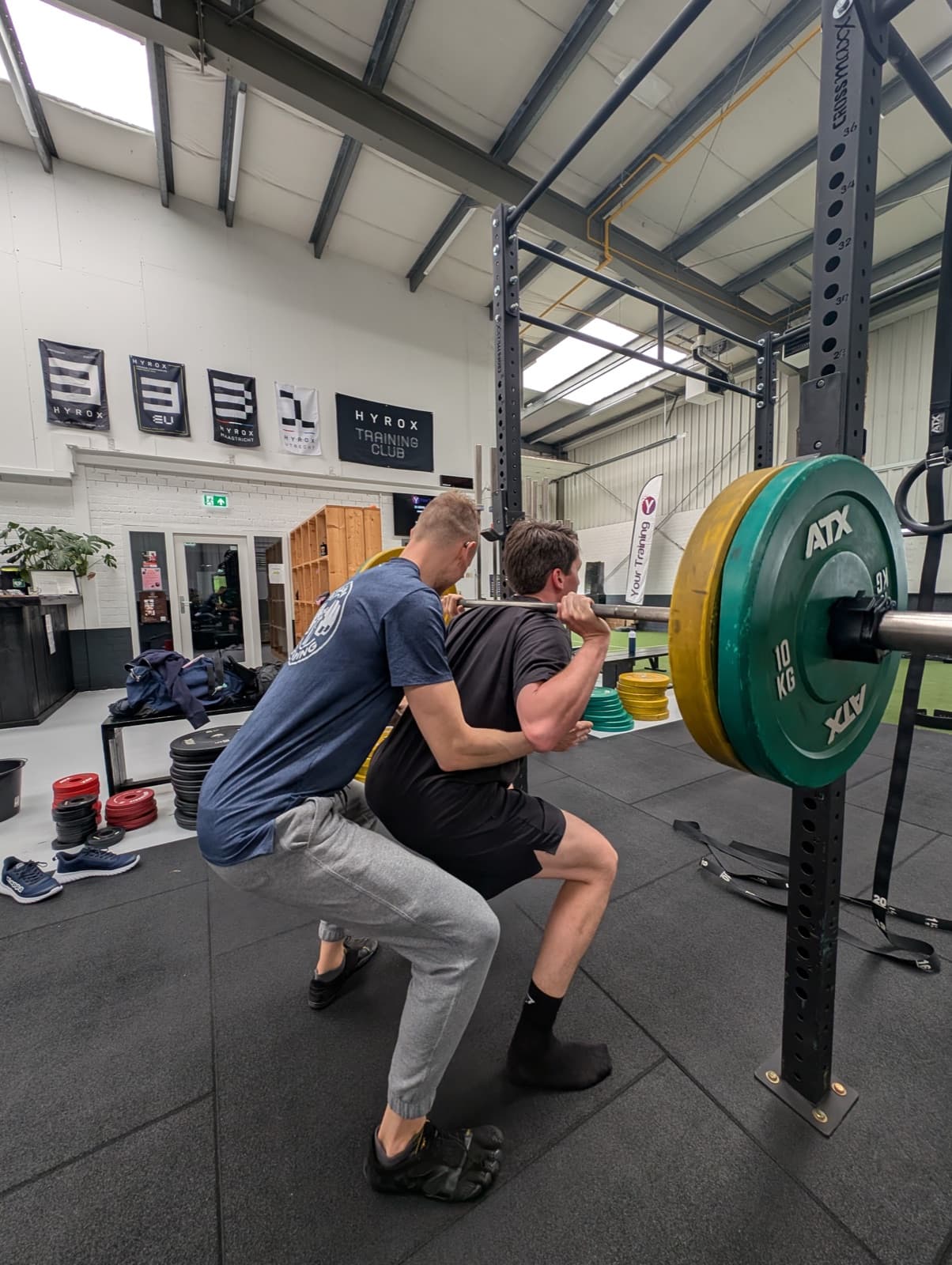 Timothy coacht een squat tijdens een personal training sessie